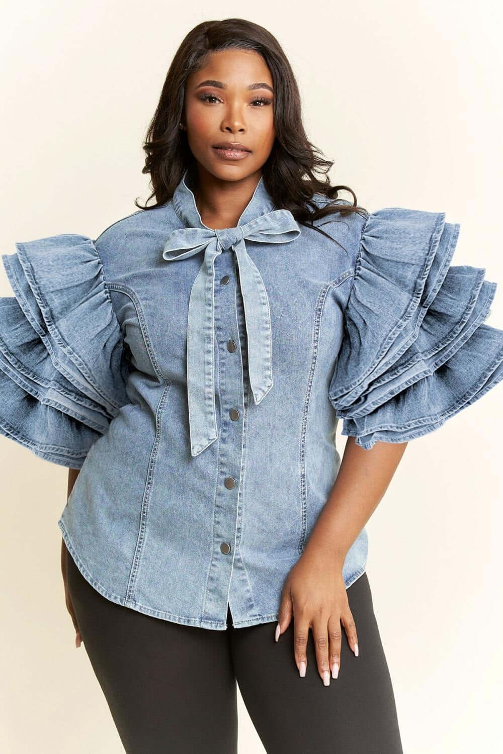 Blusa vaquera con lazo y mangas con volantes {GRAN ELASTICIDAD}