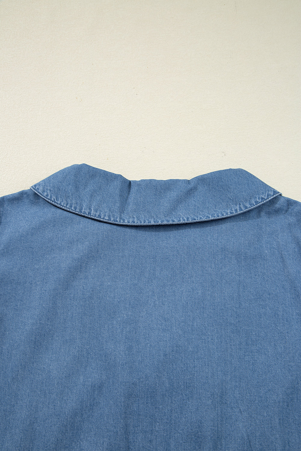 Top péplum atado con manga globo, cuello solapa y denim azul anochecer
