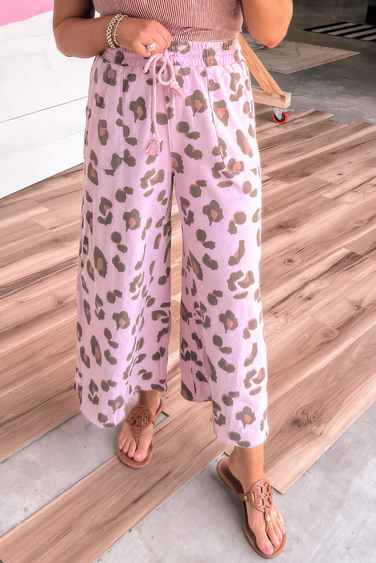 Pantalones holgados beige con cordón y bolsillos de parche con estampado de leopardo