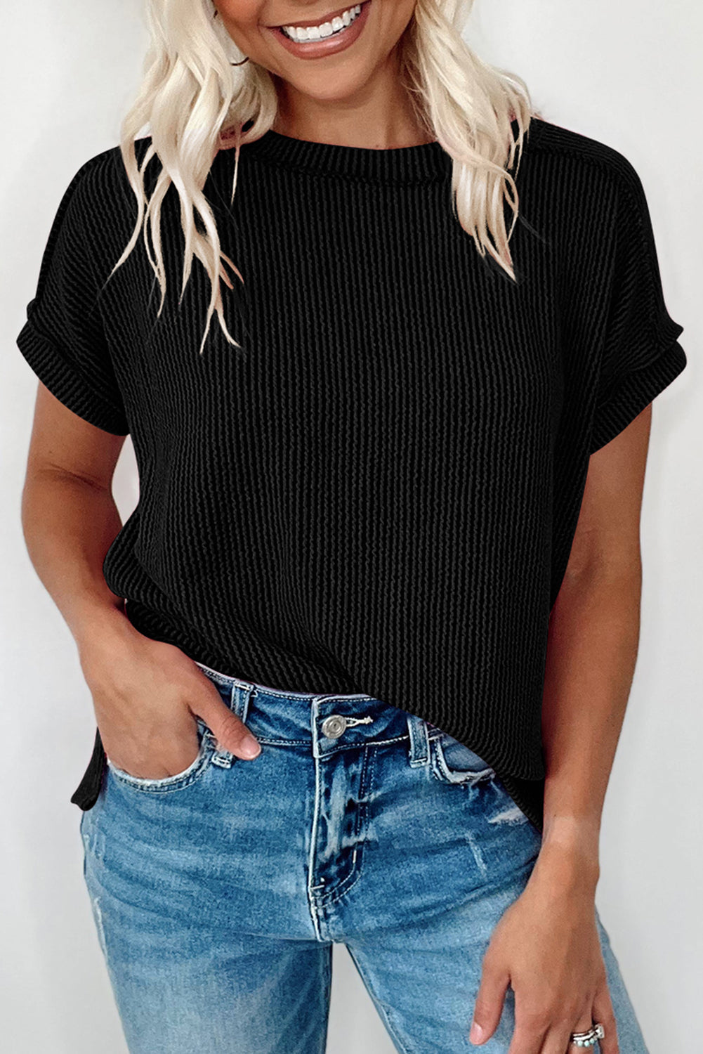 Camiseta blanca de punto acanalado arrugado con cuello redondo