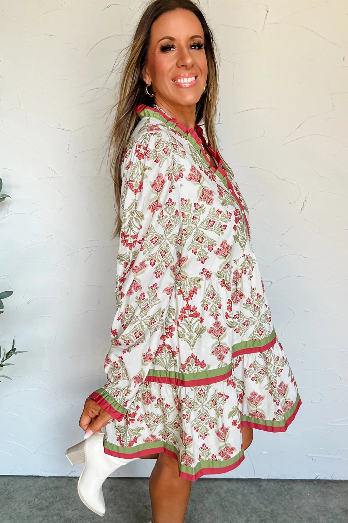 Vestido acampanado de manga larga con cuello con volantes y ribete en contraste con estampado floral rosa