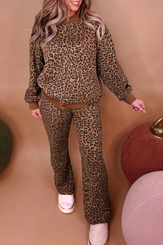 Conjunto de camiseta de manga larga y pantalones con estampado de leopardo y ribete en contraste color café