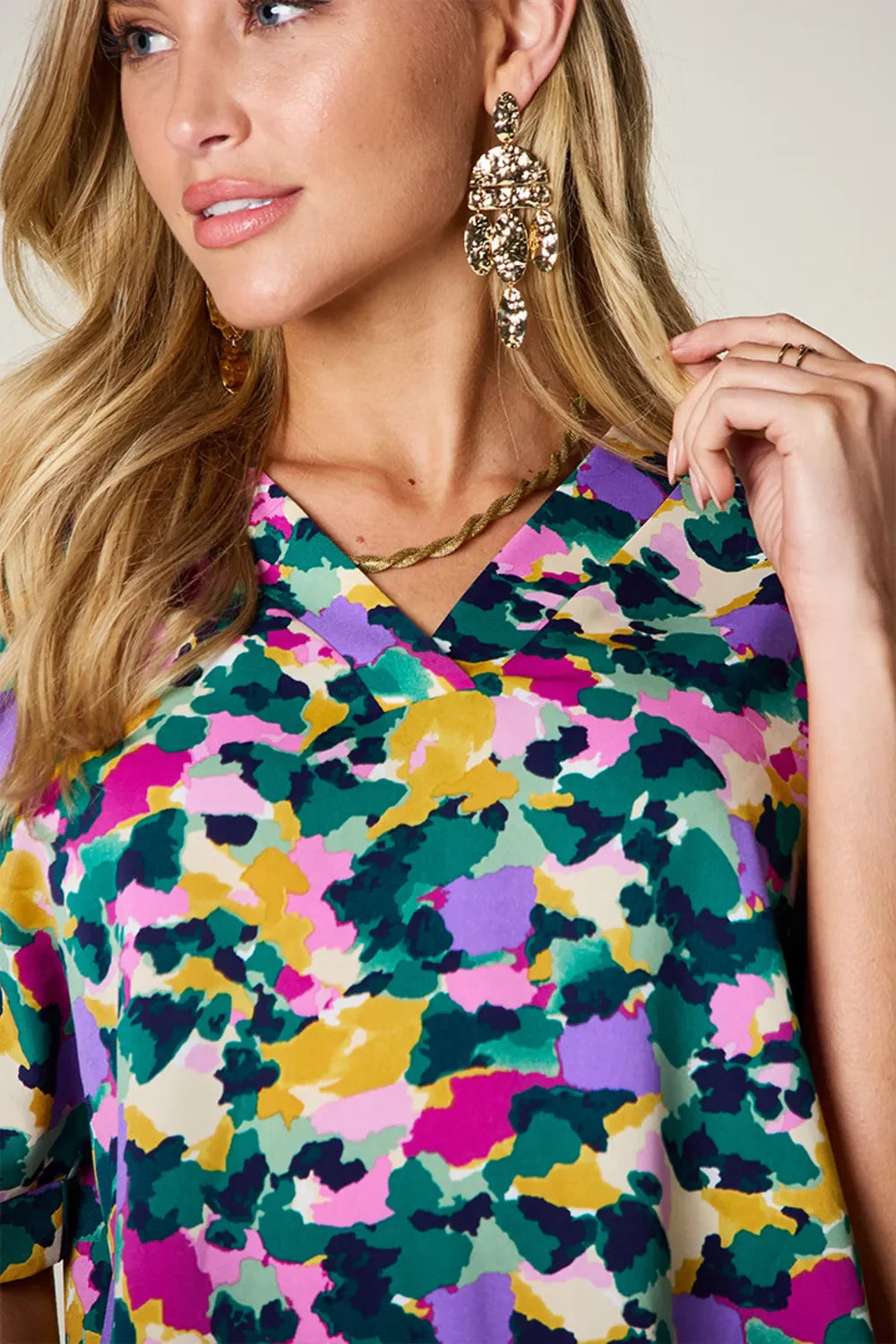 Blusa de cuello V estampada de talla completa con manga corta y abertura lateral Double Take