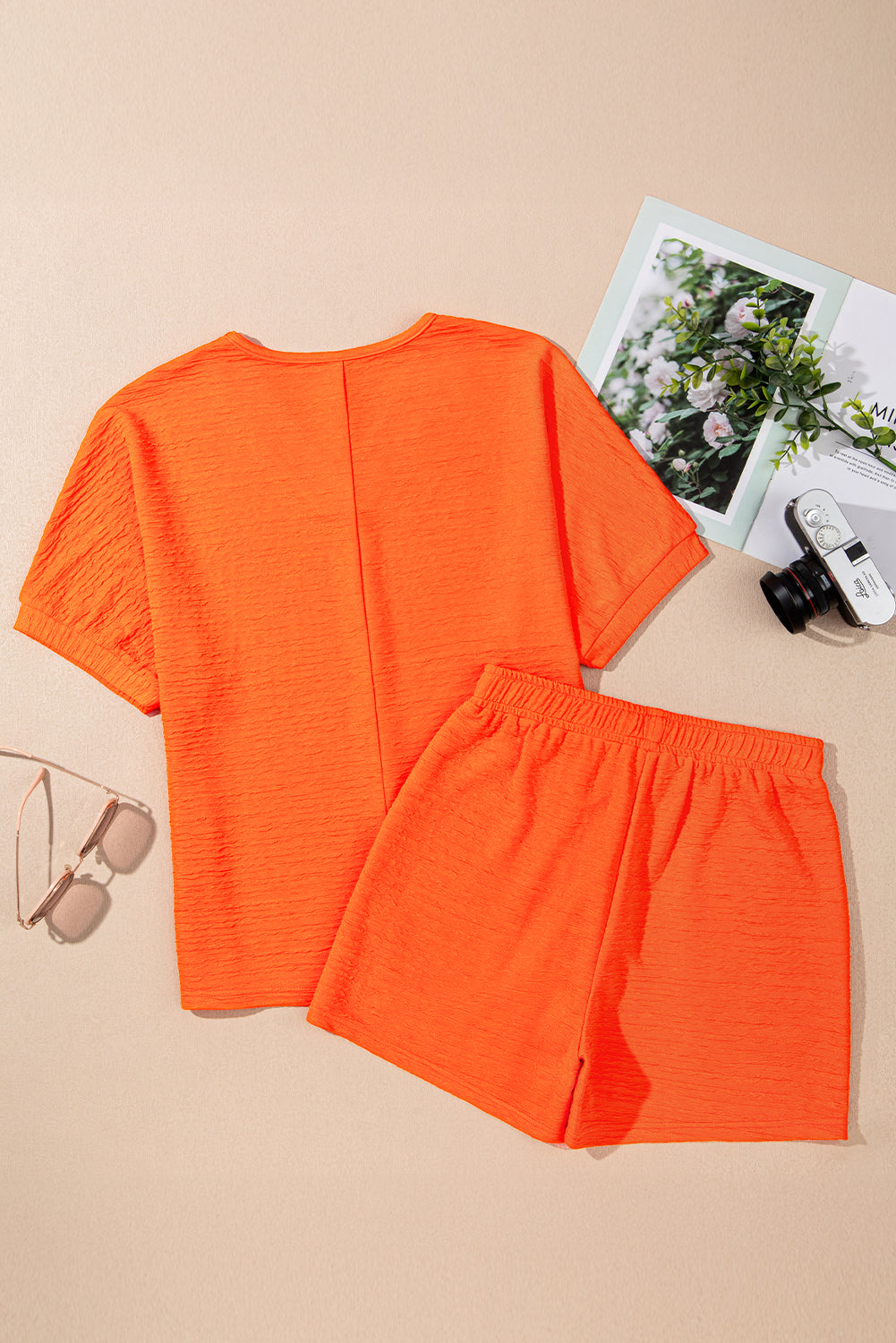 Conjunto de camiseta con textura naranja con cuello en V y pantalón corto