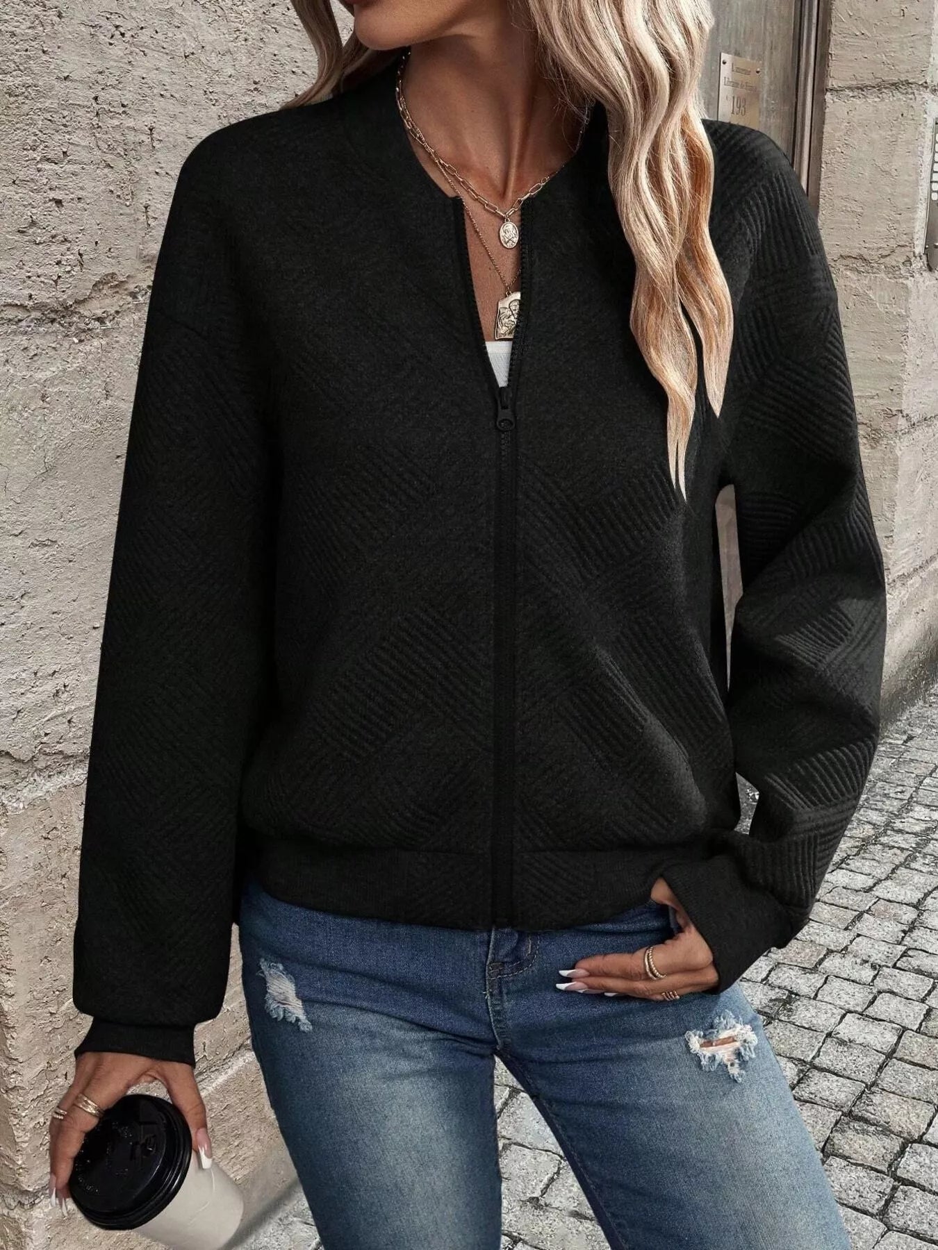 Chaqueta bomber con cremallera y textura