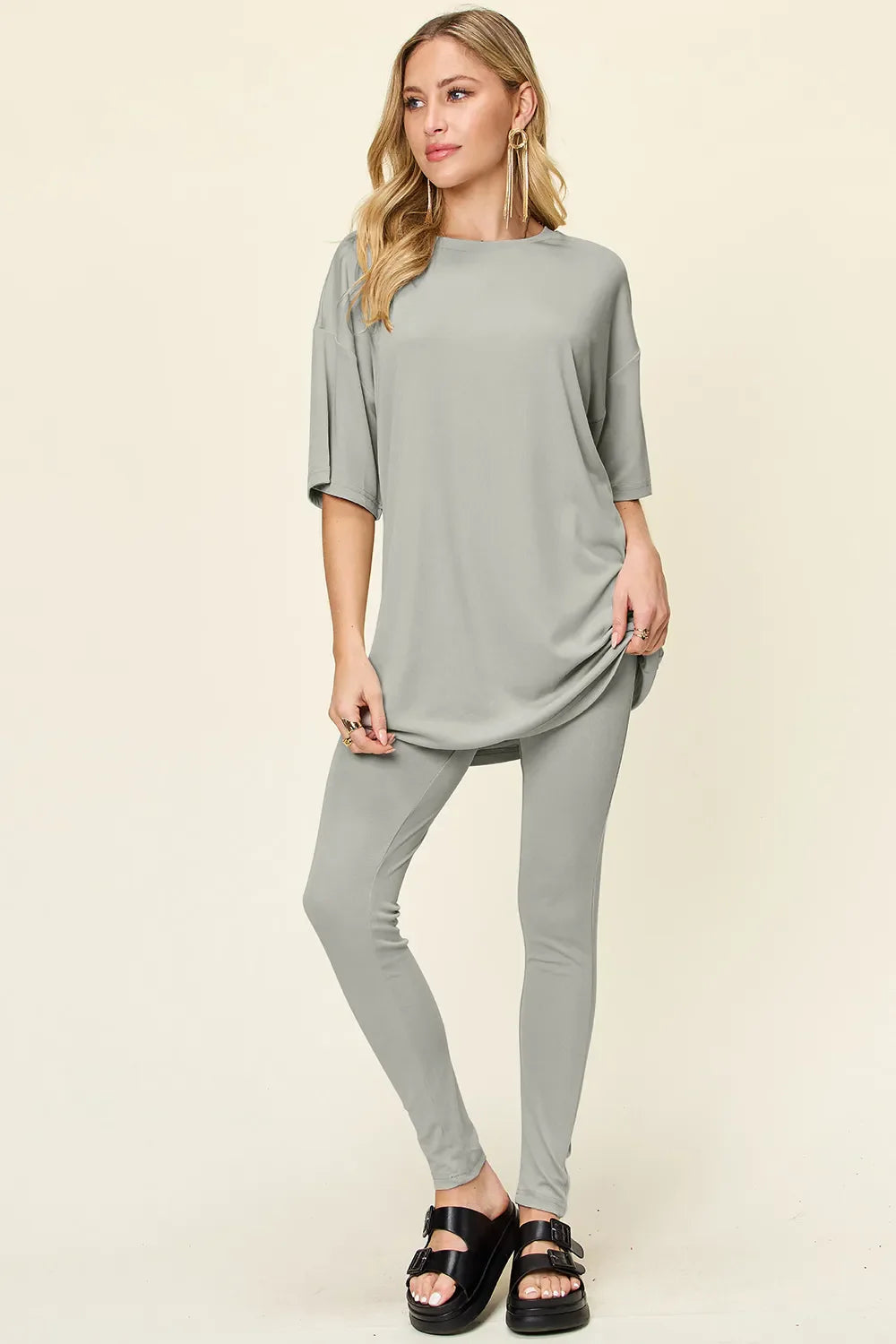 Conjunto de camiseta de manga caída con cuello redondo de tamaño completo y leggings Double Take