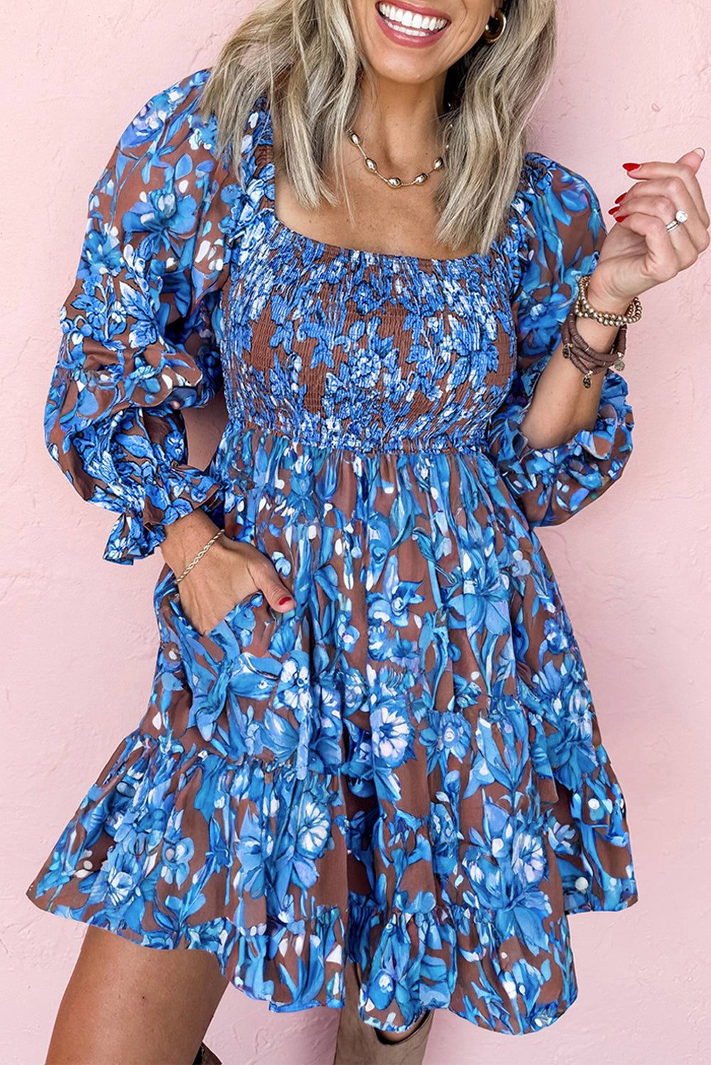 Vestido floral azul con cuerpo fruncido, cintura alta y mangas con volantes