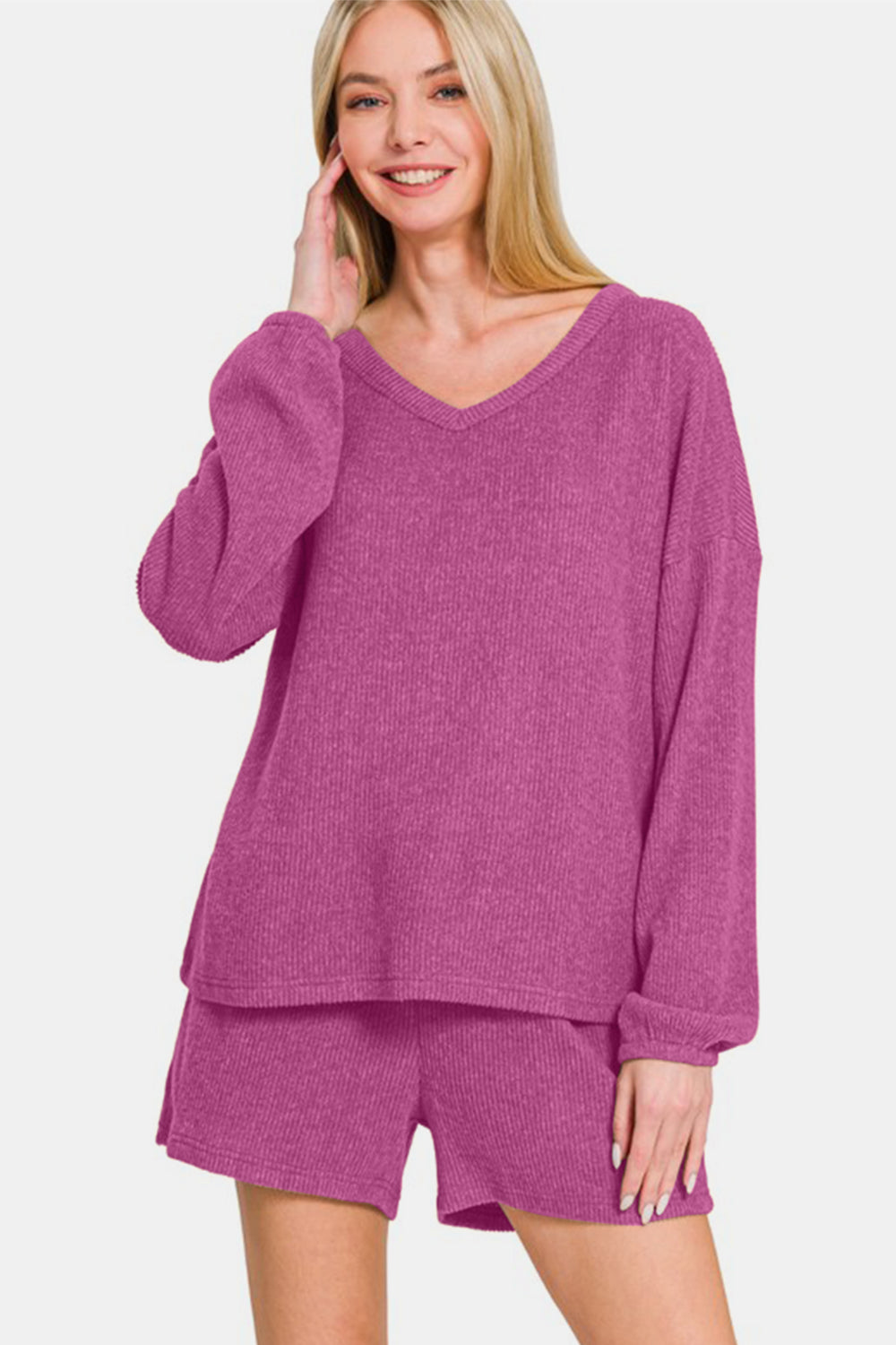 Conjunto de top de manga larga con cuello de pico y shorts de canalé Zenana