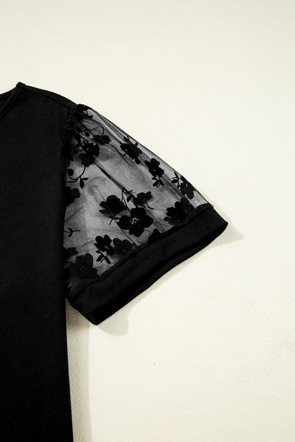 Camiseta Negra de Talla Grande con Estampado Floral de Malla y Escote en V Suelto