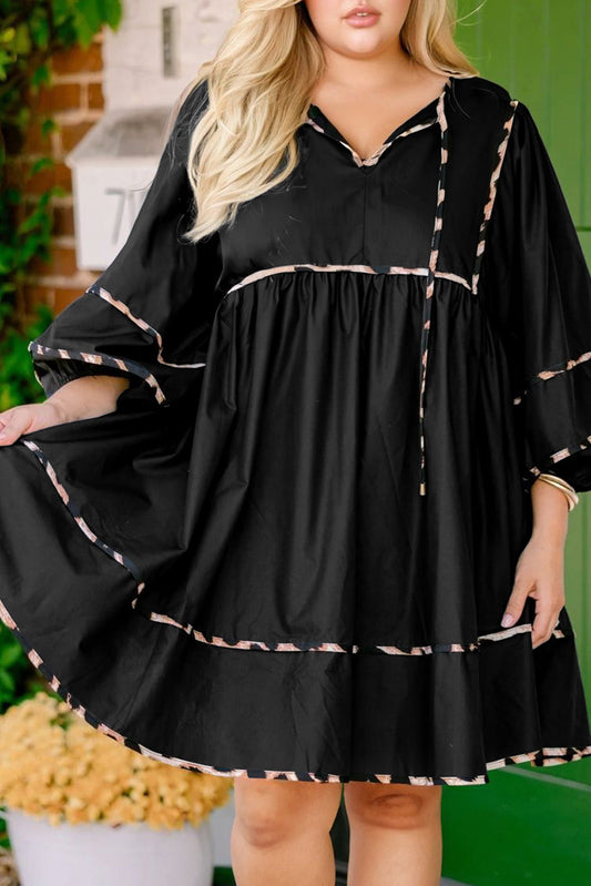 Vestido mini acampanado negro de talla grande con manga larga, cuello para anudar y ribete de leopardo en contraste