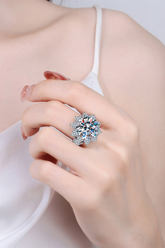Anillo en forma de flor con moissanita de 10 quilates