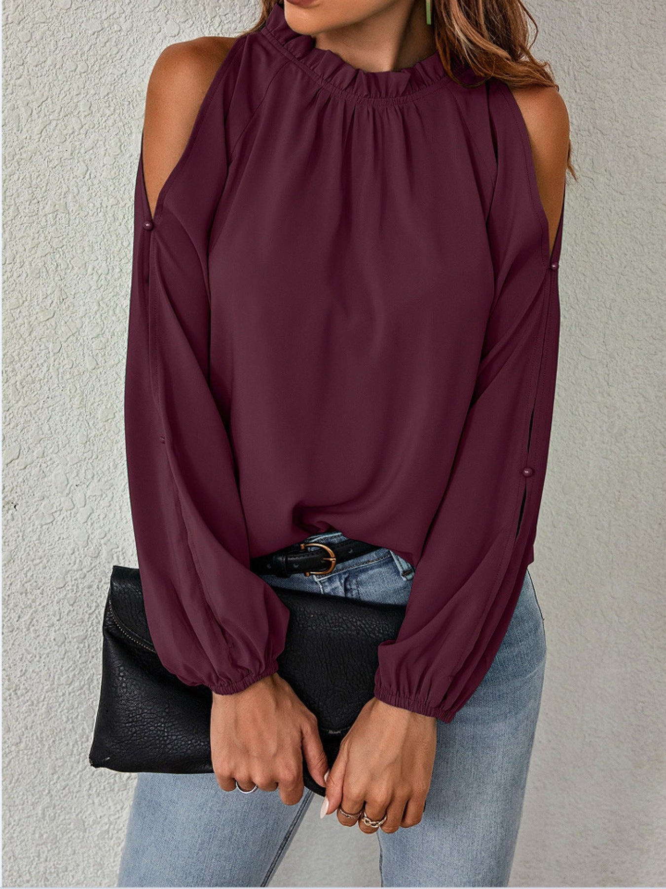 Blusa con volantes en el cuello y hombros descubiertos