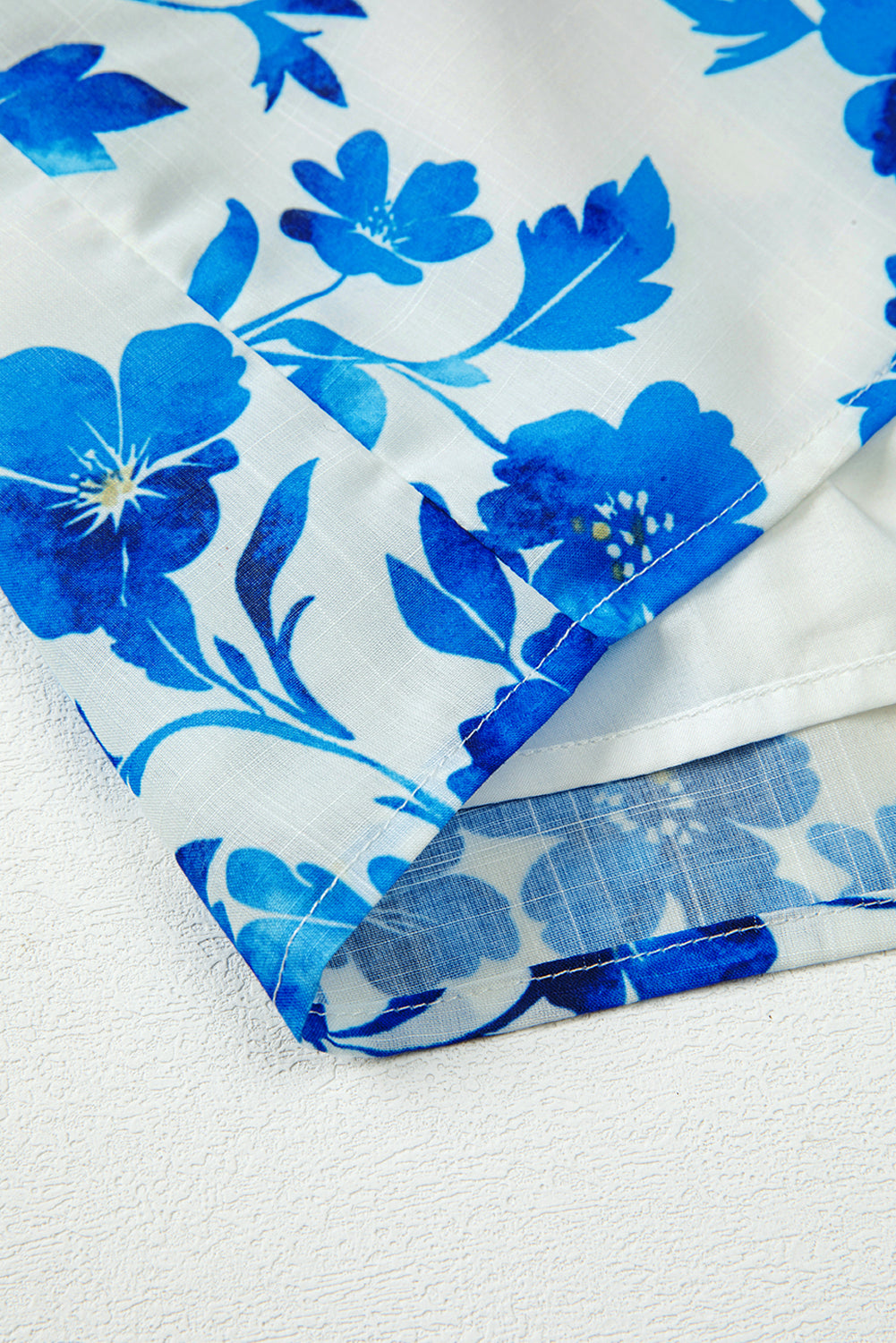 Blusa Azul Floral de Manga Larga con Cuello V y Cordones