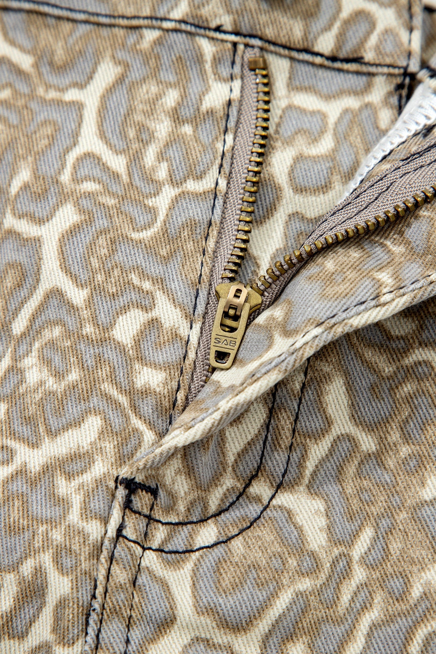 Pantalones cortos de mezclilla caqui con estampado de leopardo y borde sin rematar