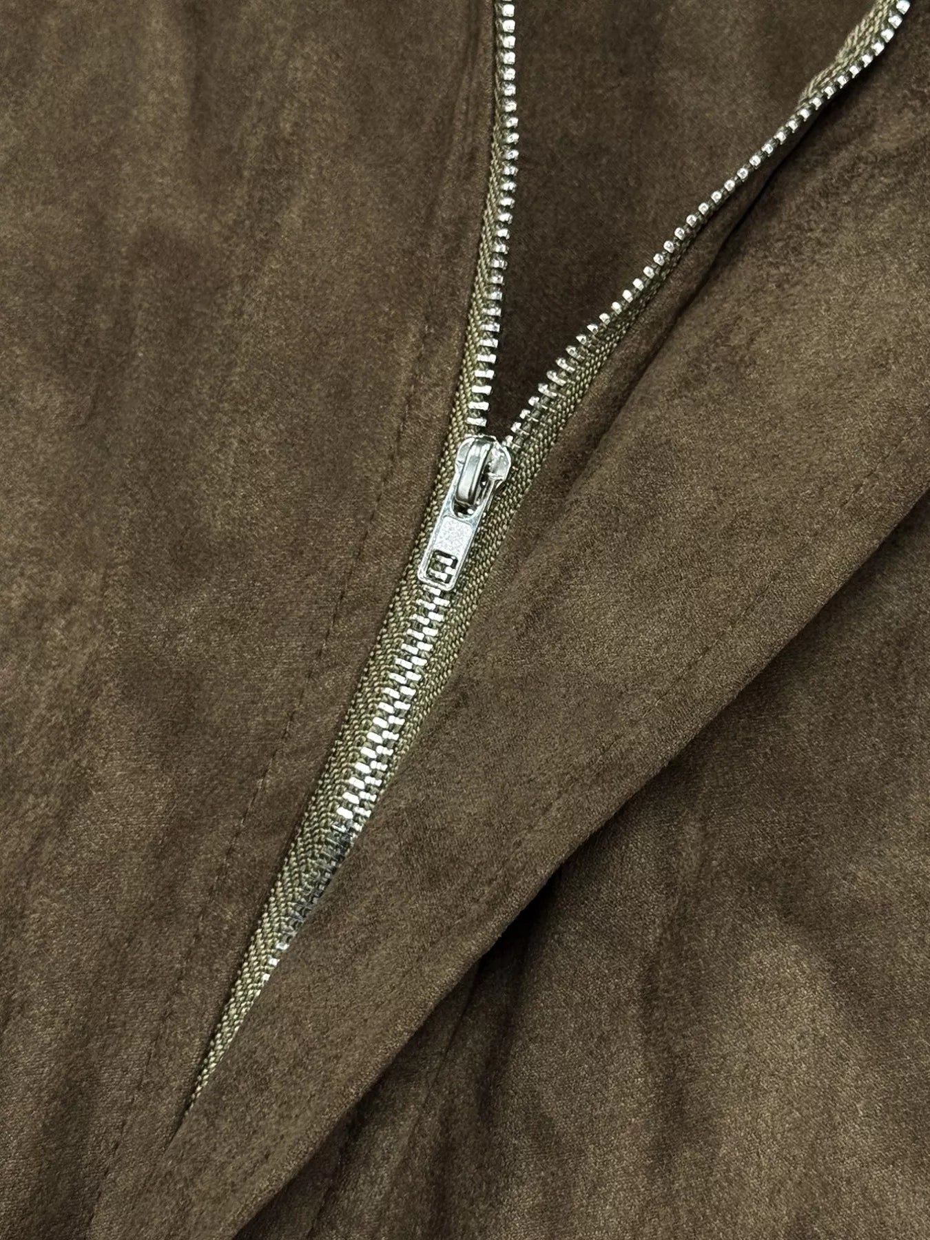 Chaqueta bomber corta de gamuza tallas grandes. Ver la tabla de tallas en "más detalles".