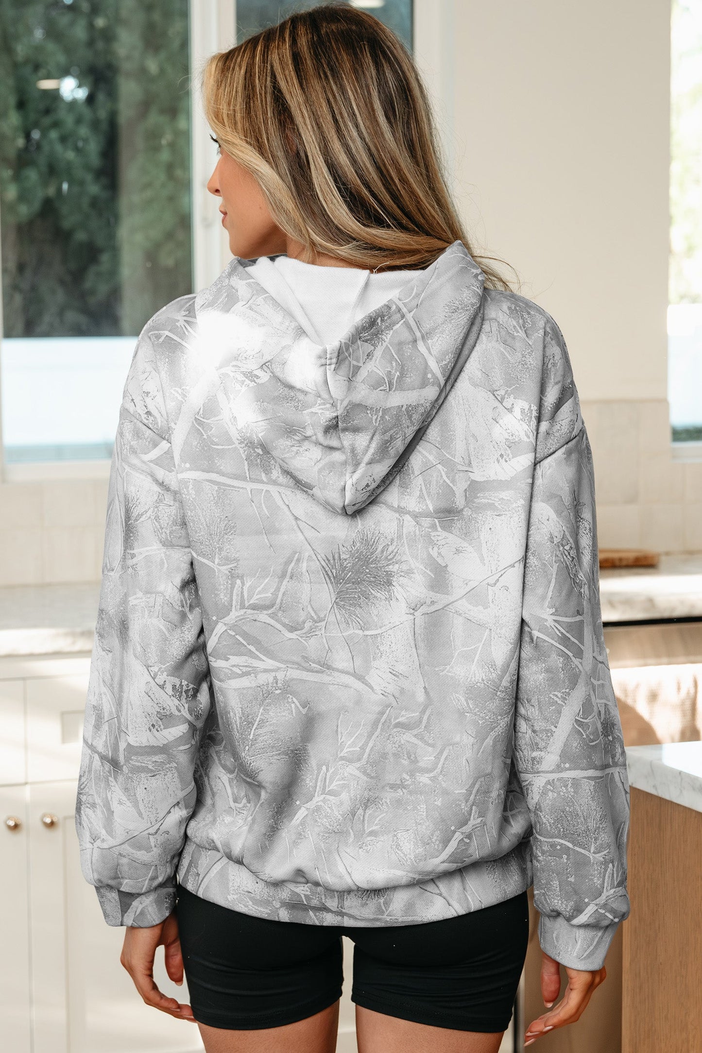 Sudadera con capucha deportiva extragrande con estampado de camuflaje Woodland rosa claro