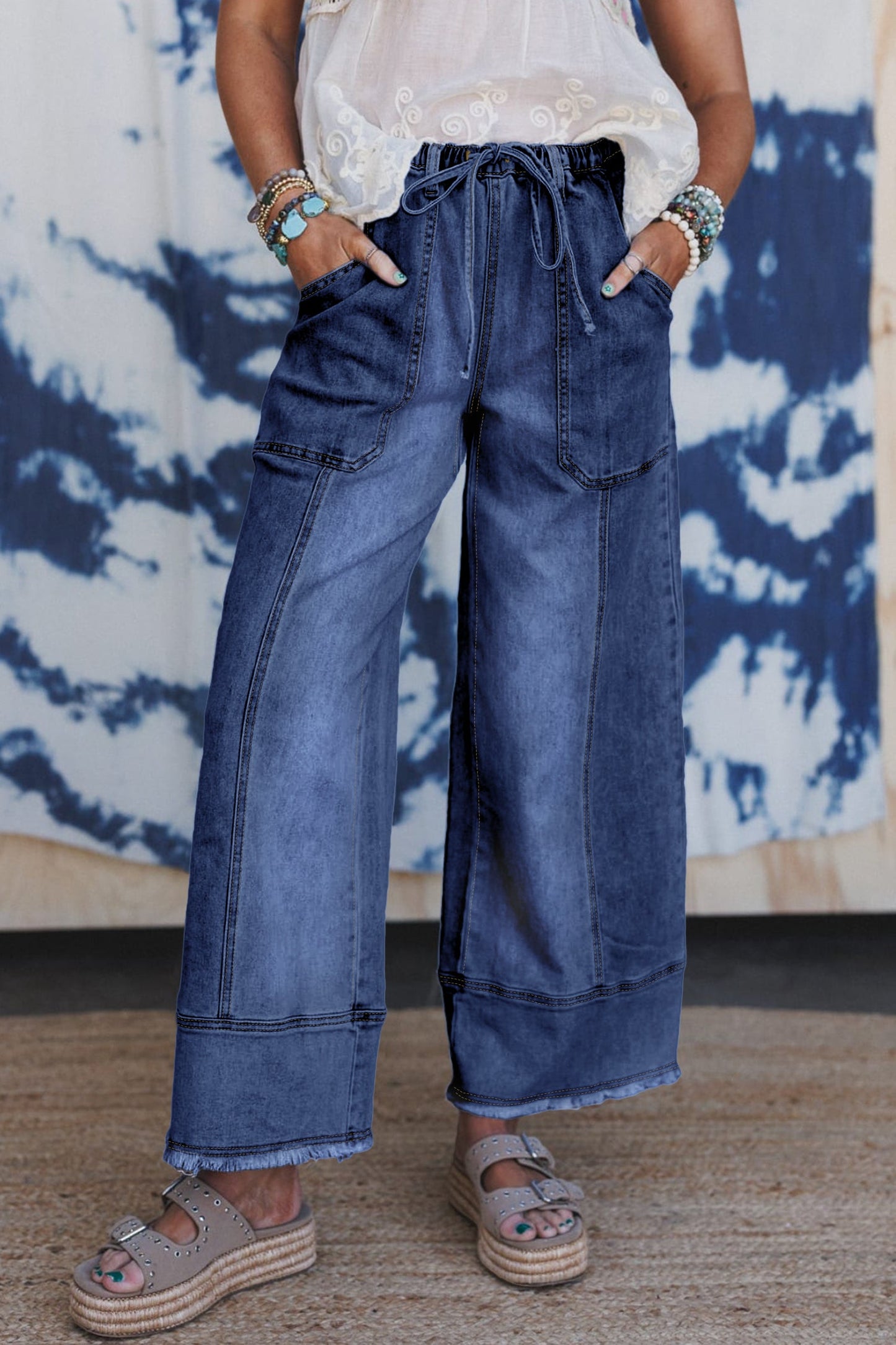 Pantalones vaqueros de pierna ancha con cordón azul de Prusia, detalle de costura y dobladillo sin rematar