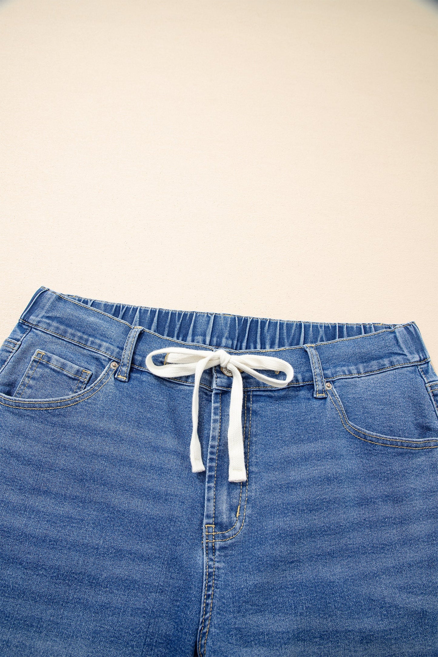 Vaqueros plus size de lavado ácido azul claro con cordones de contraste