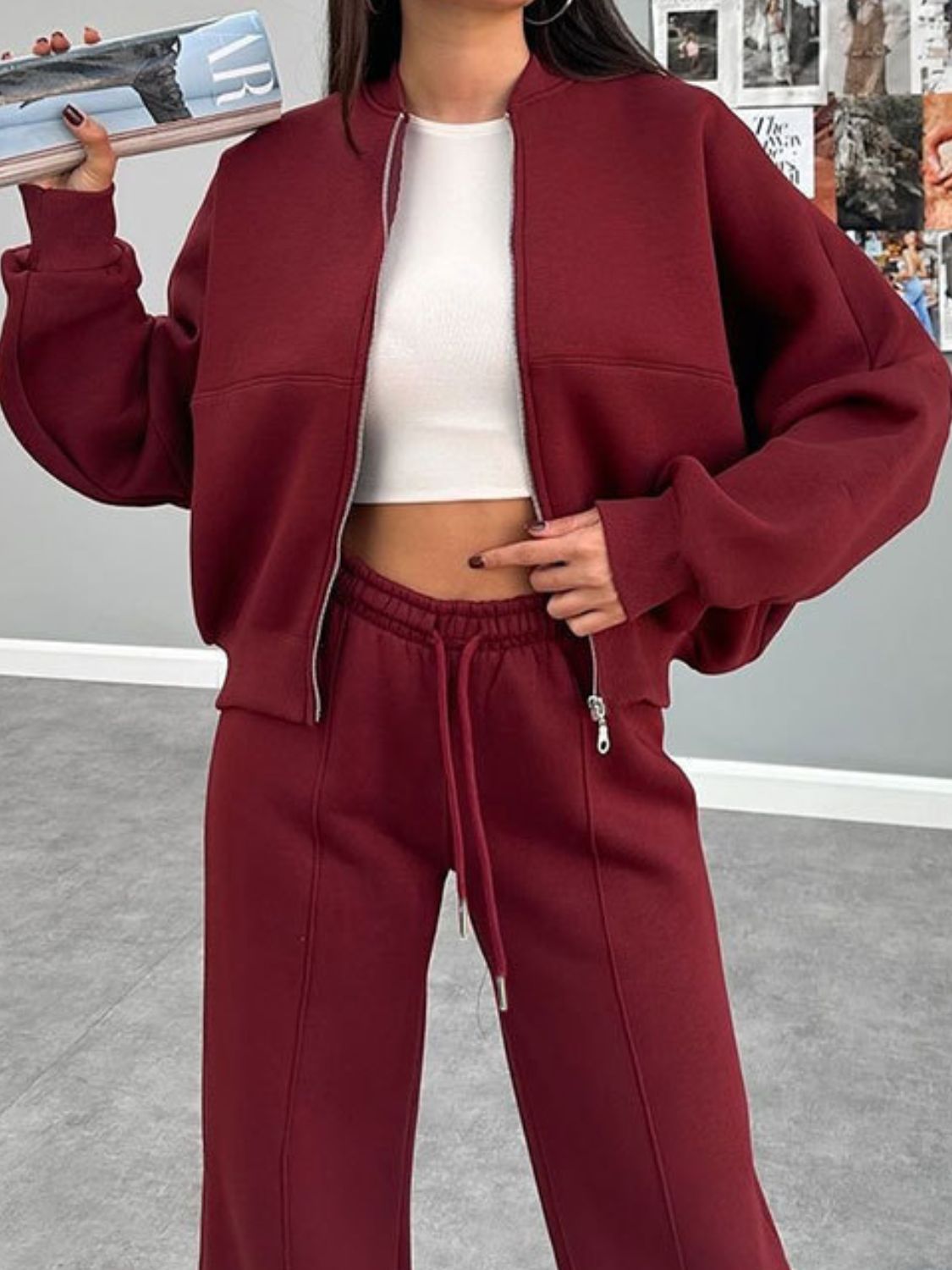 Conjunto de top con cremallera y cuello estilo béisbol y pantalones con cordón