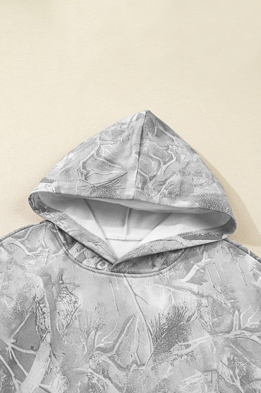 Sudadera con capucha con bolsillo canguro y hombros caídos de camuflaje