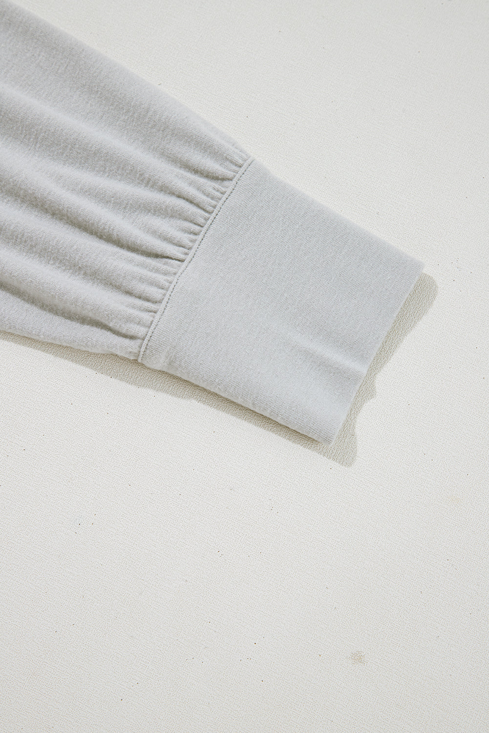 Conjunto de pijama de 3 piezas: top corto gris fruncido en el dobladillo, shorts sueltos y cárdigan