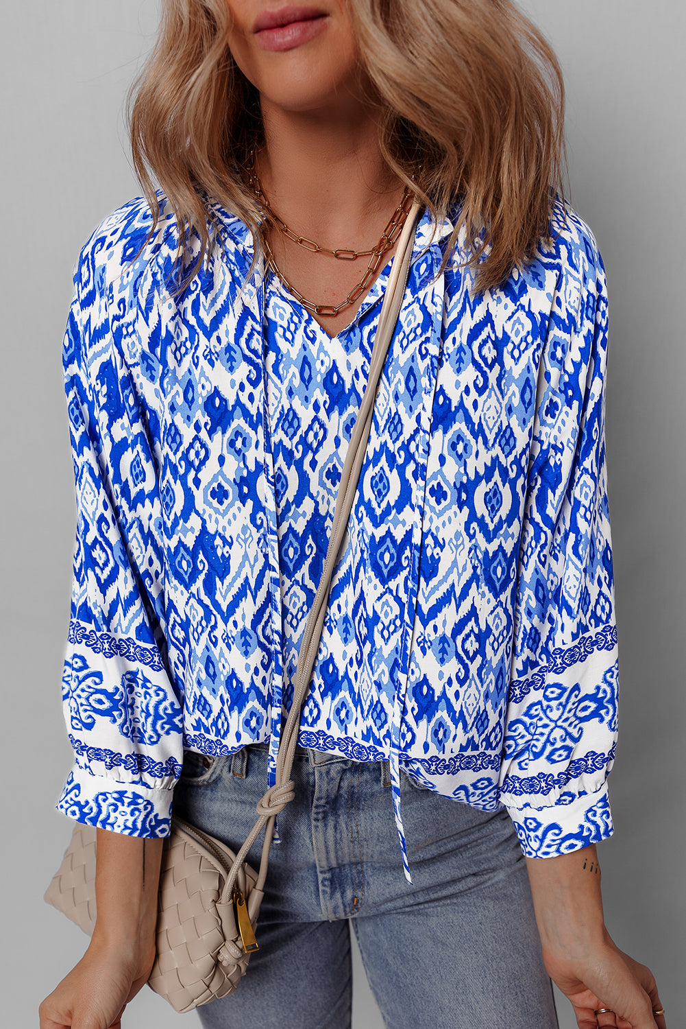 Blusa azul bohemia estampada con cuello anudado y manga 3/4