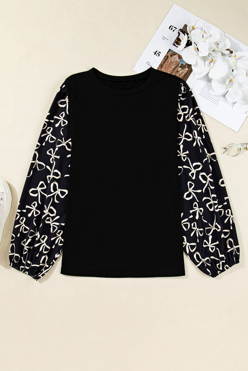 Blusa de Talla Grande con Estampado de Lazo Negro y Mangas de Retazos