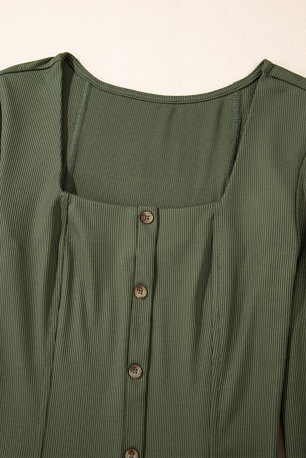 Minivestido de canalé verde aguacate con cuello cuadrado y manga larga abotonado