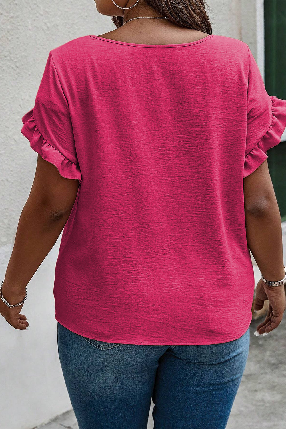 Top de manga corta con volantes rosa brillante talla grande