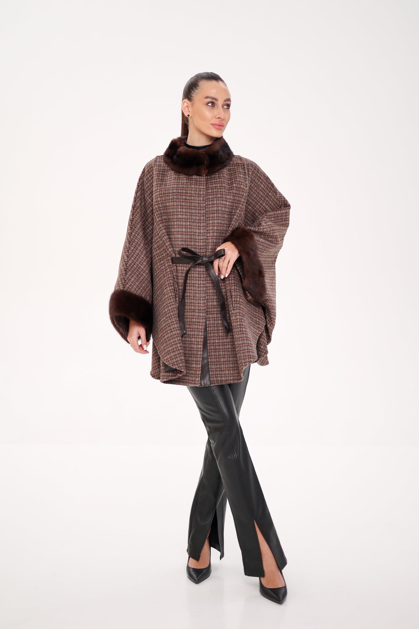 Poncho de lana de doble cara con piel de visón escandinavo auténtico