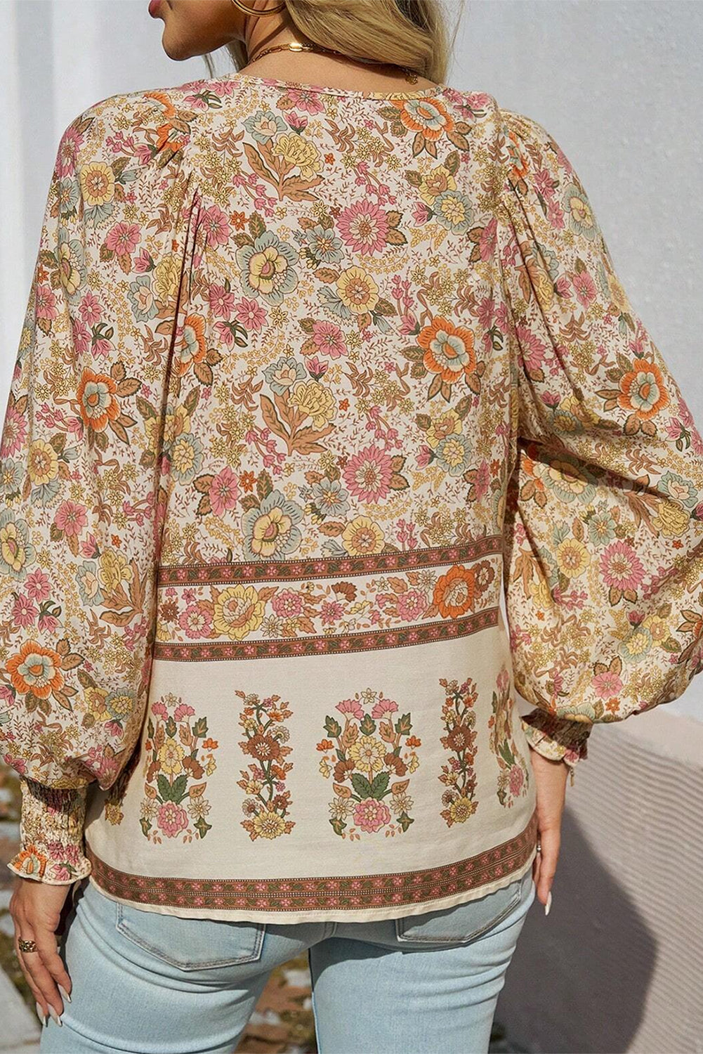 Blusa con estampado floral amarillo, lazo en el cuello y mangas farol
