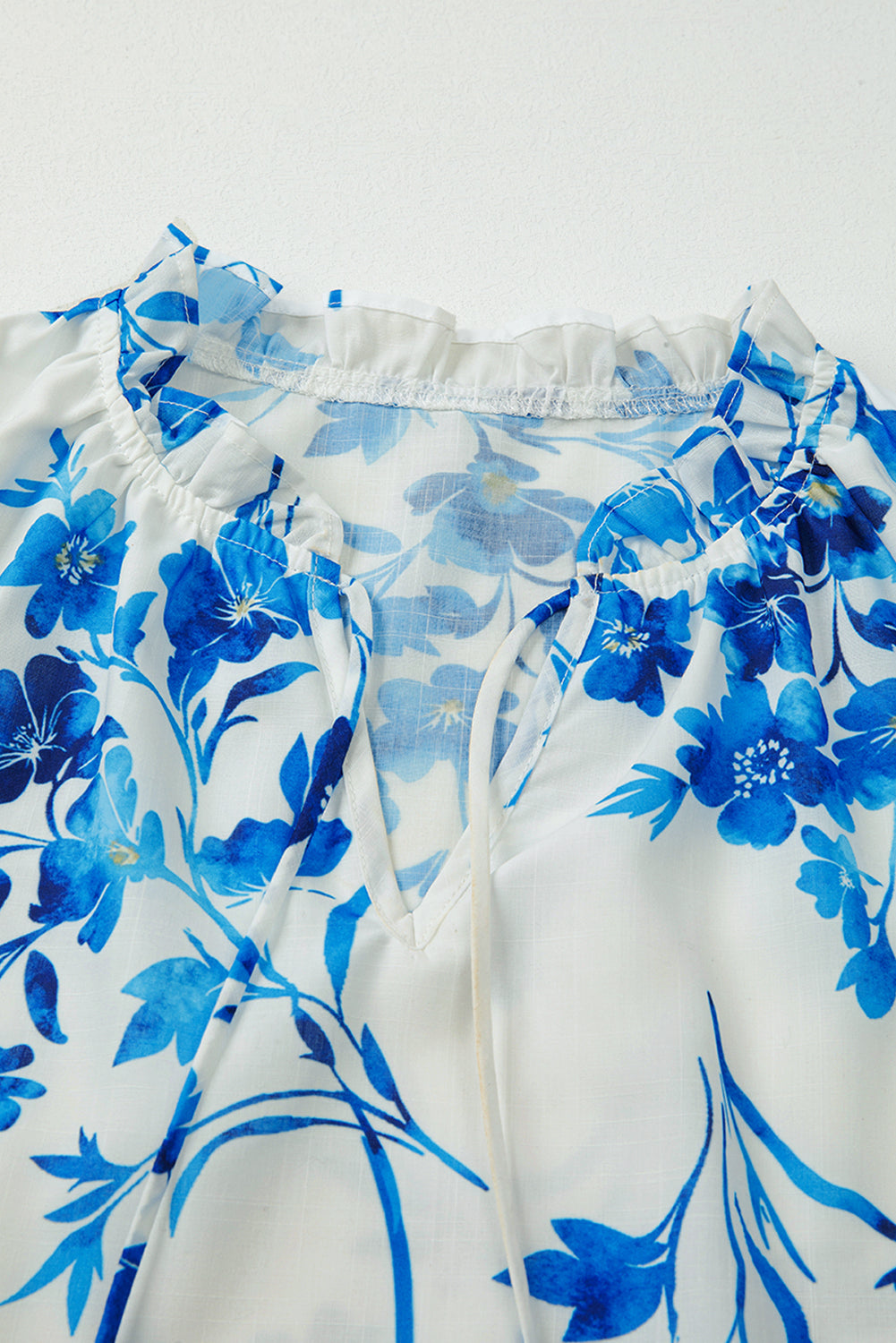 Blusa Azul Floral de Manga Larga con Cuello V y Cordones