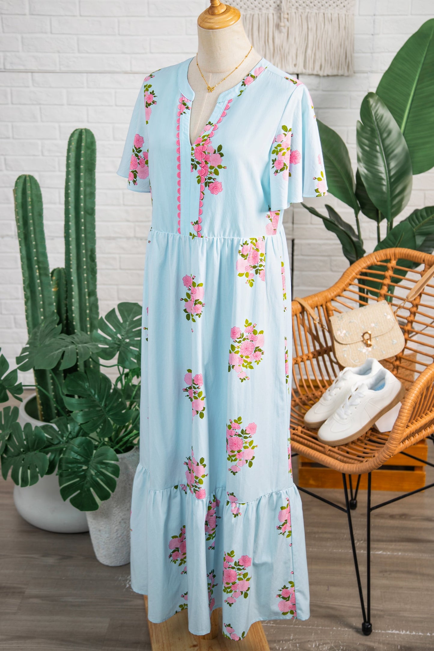Vestido maxi con estampado floral, manga corta con volantes y cuello con muesca en azul cielo