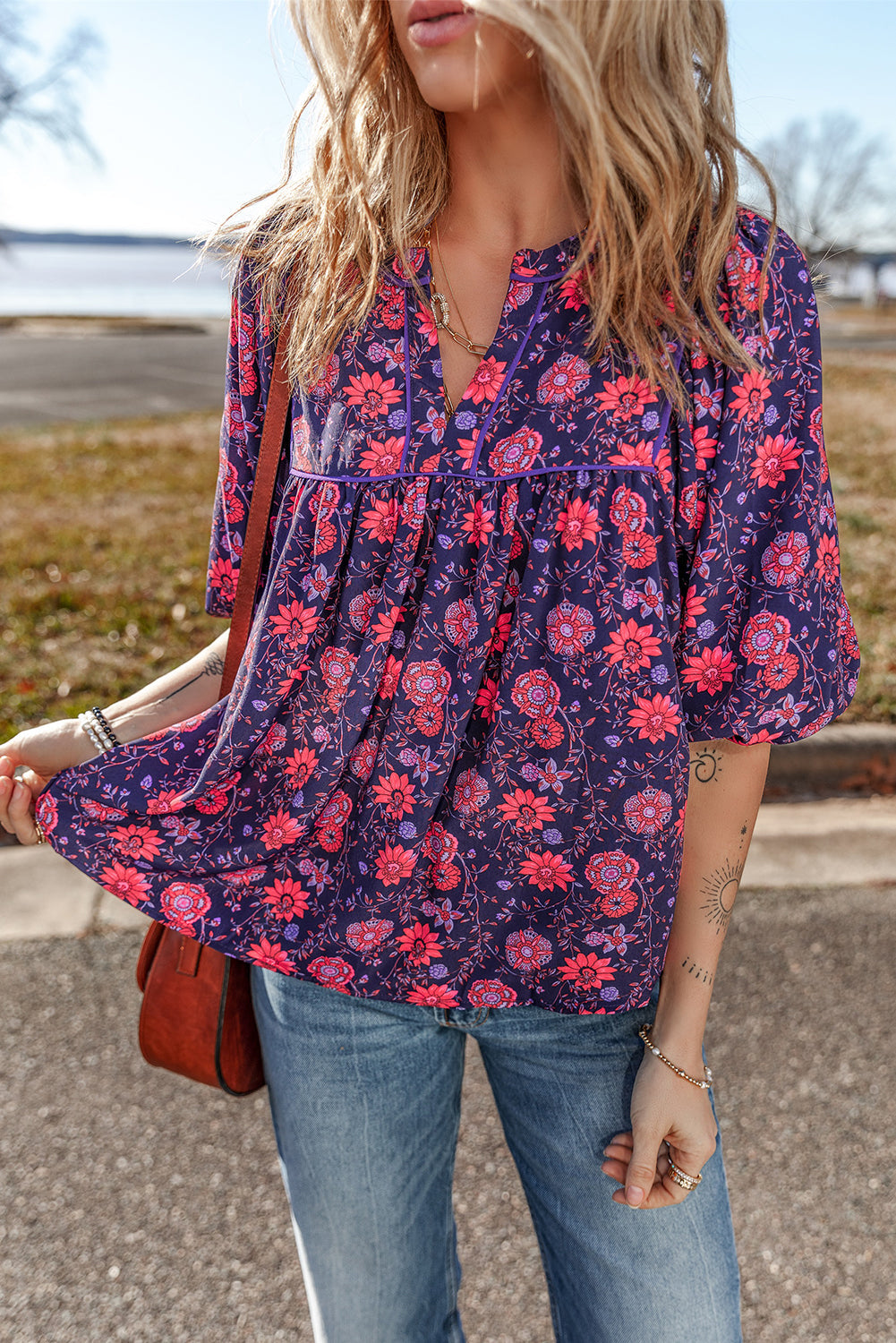 Blusa de manga corta con cuello dividido y estampado floral morado