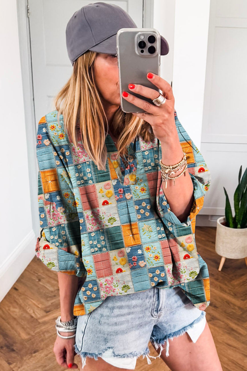 Blusa escote en V con cuello y retazos florales azul cielo