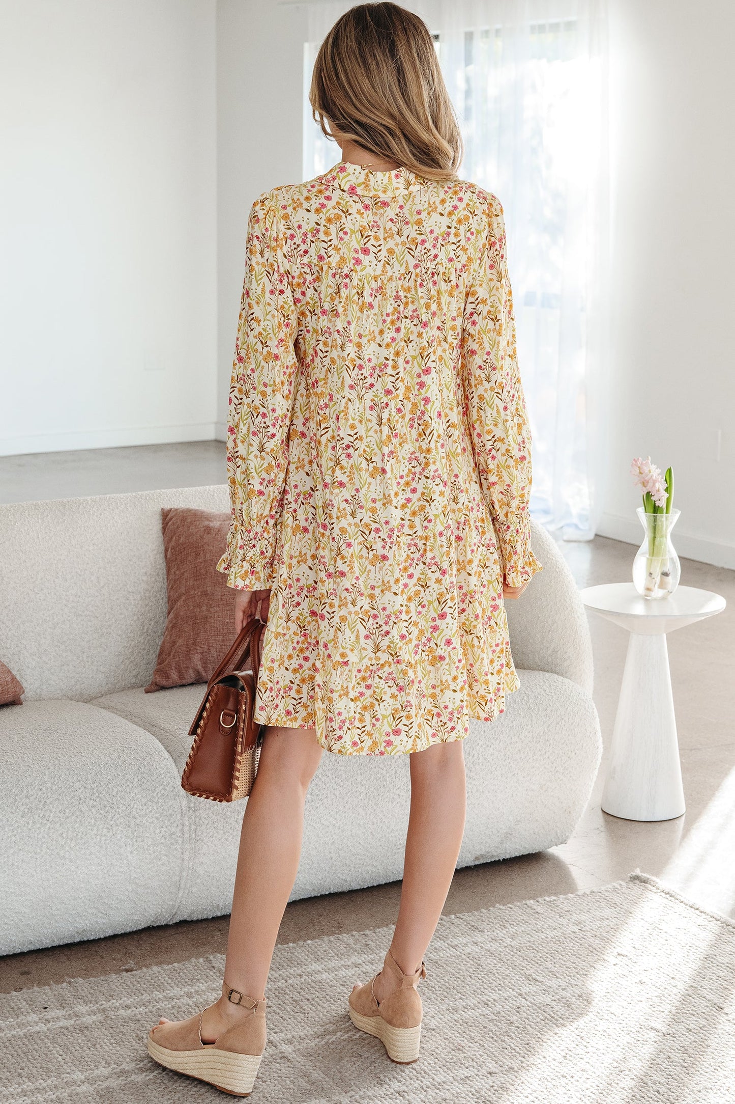 Vestido Camisero Holgado de Manga Larga con Estampado Floral Amarillo, Ribetes Volantes y Puños Fruncidos