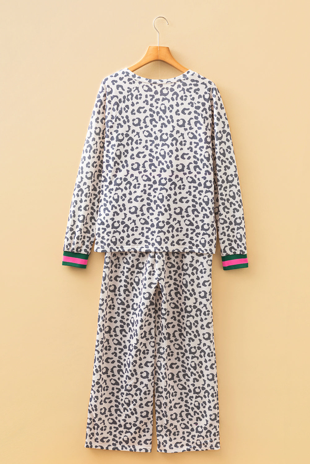 Conjunto de pantalón con cordón y parche de cincha a rayas, top de manga larga con cuello de pico en color gris y estampado de leopardo
