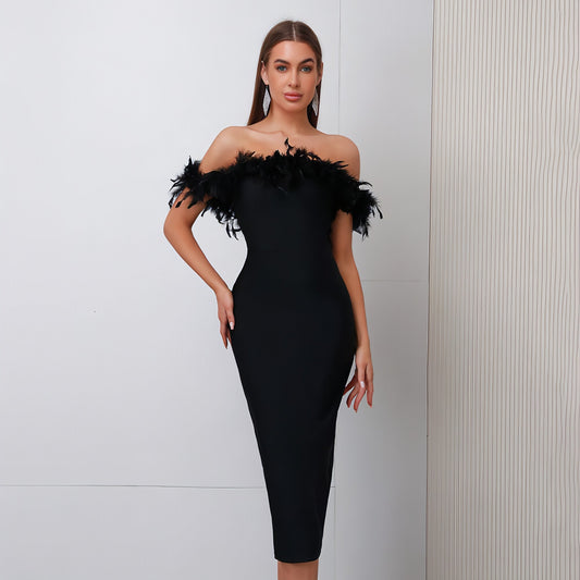 Vestido femenino con plumas y escote sin hombros