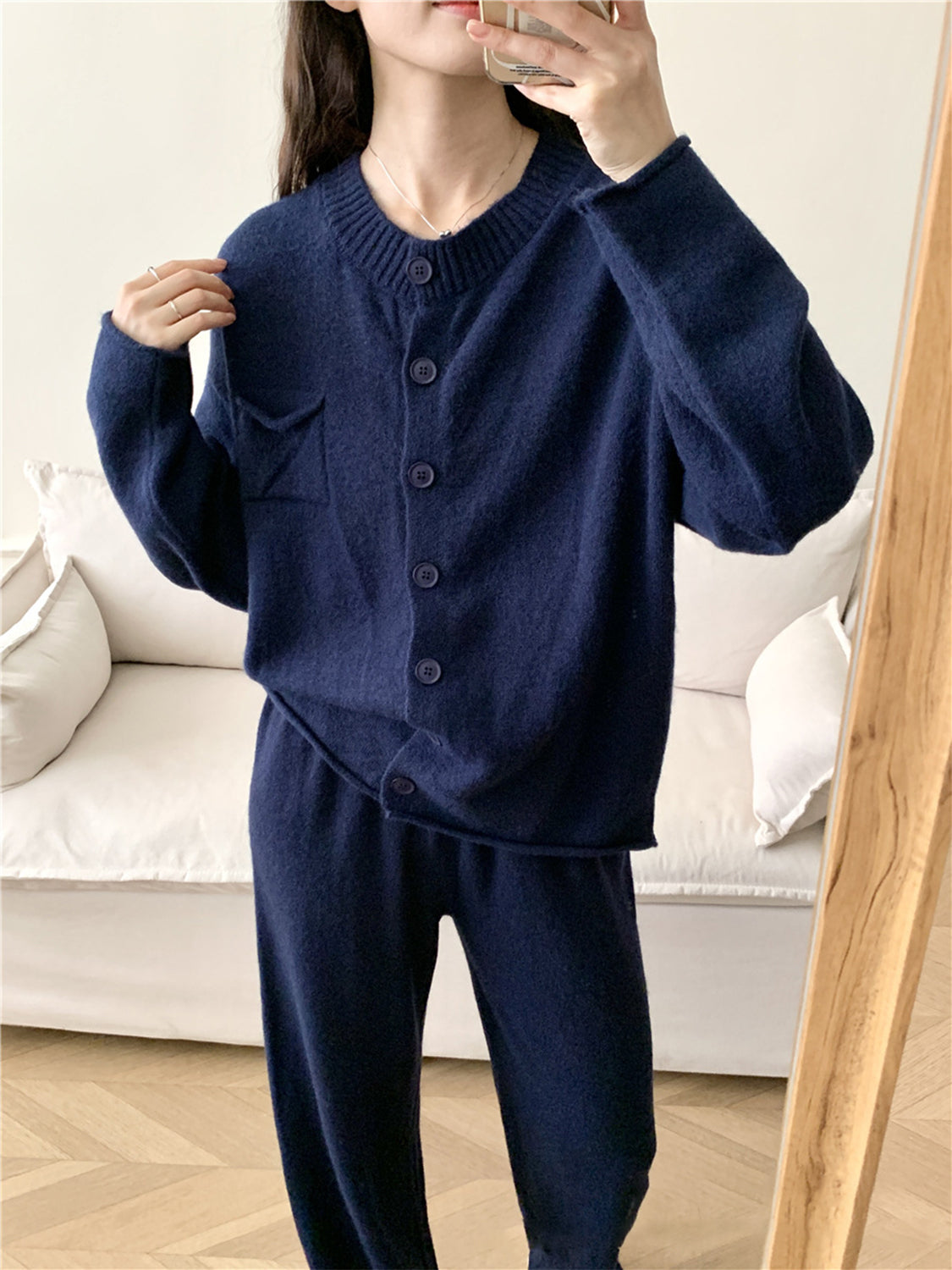 Conjunto de cárdigan con cuello redondo y botones, y pantalón