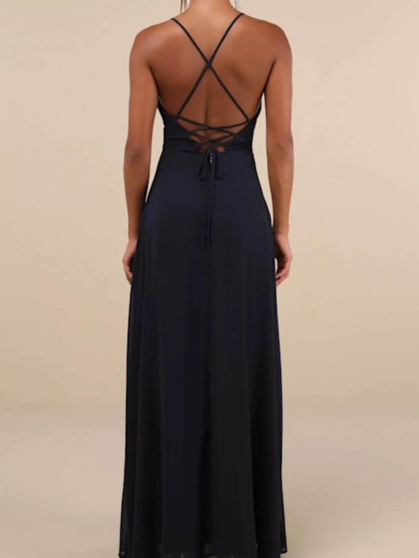 Vestido largo con abertura trasera y tiras cruzadas