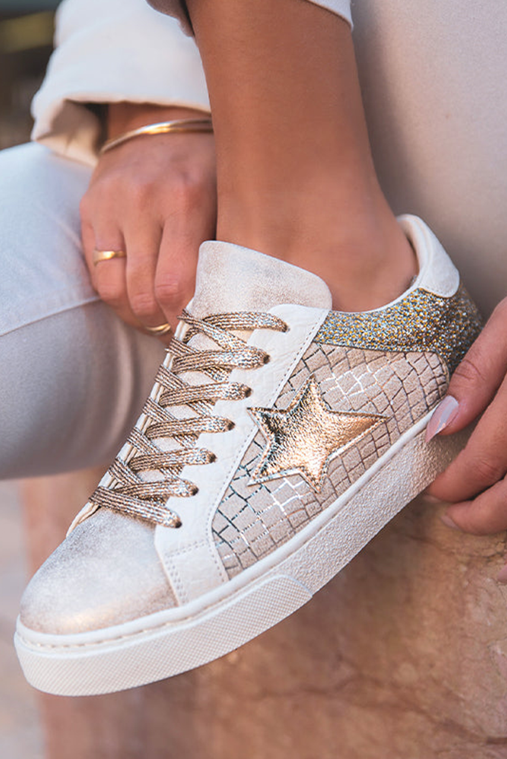Zapatillas con cordones de cuero sintético con retazos de estrellas de purpurina dorada