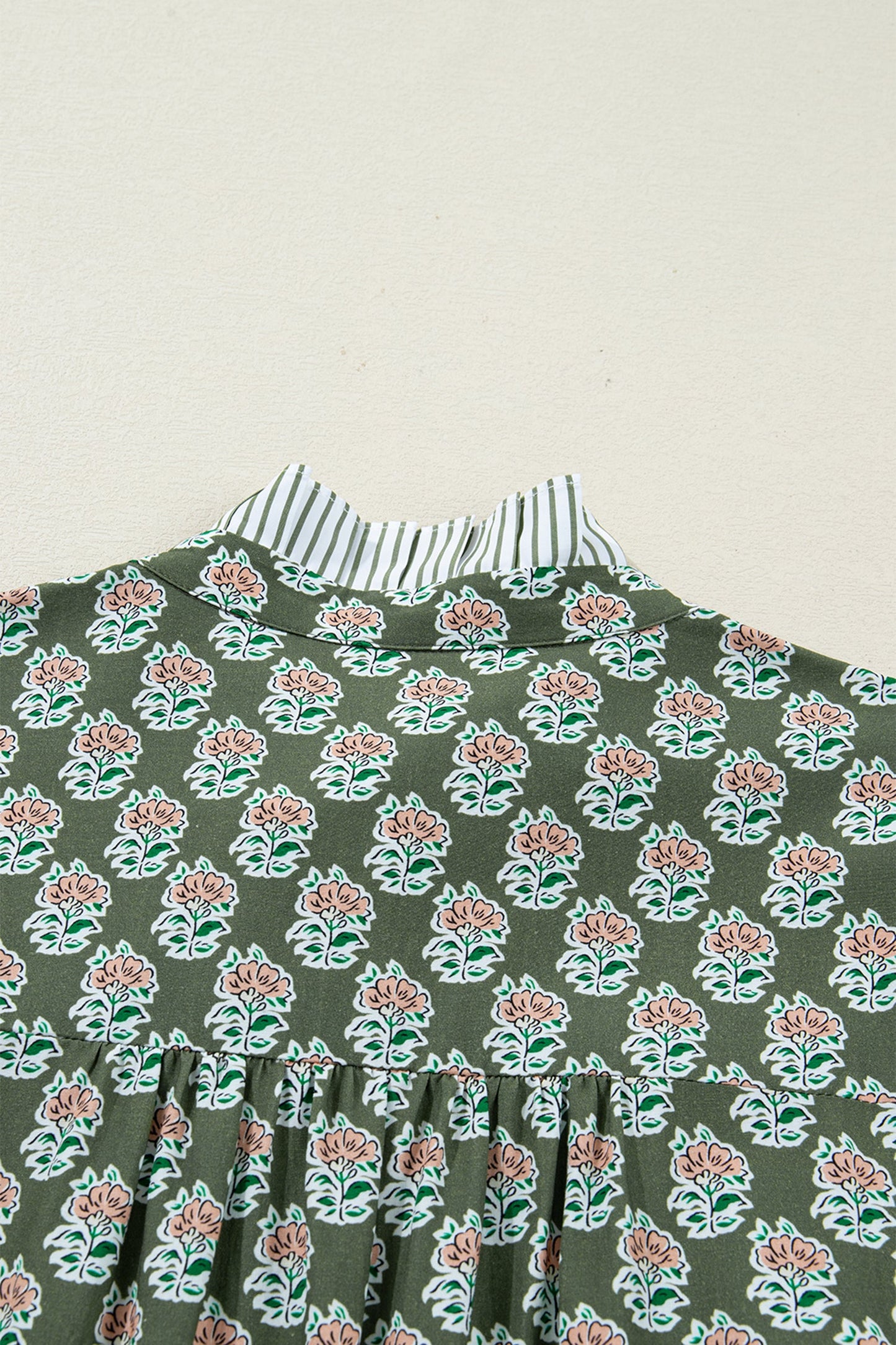 Vestido floral de talla grande con cuello con volantes, mangas 3/4 y rayas en contraste verdes