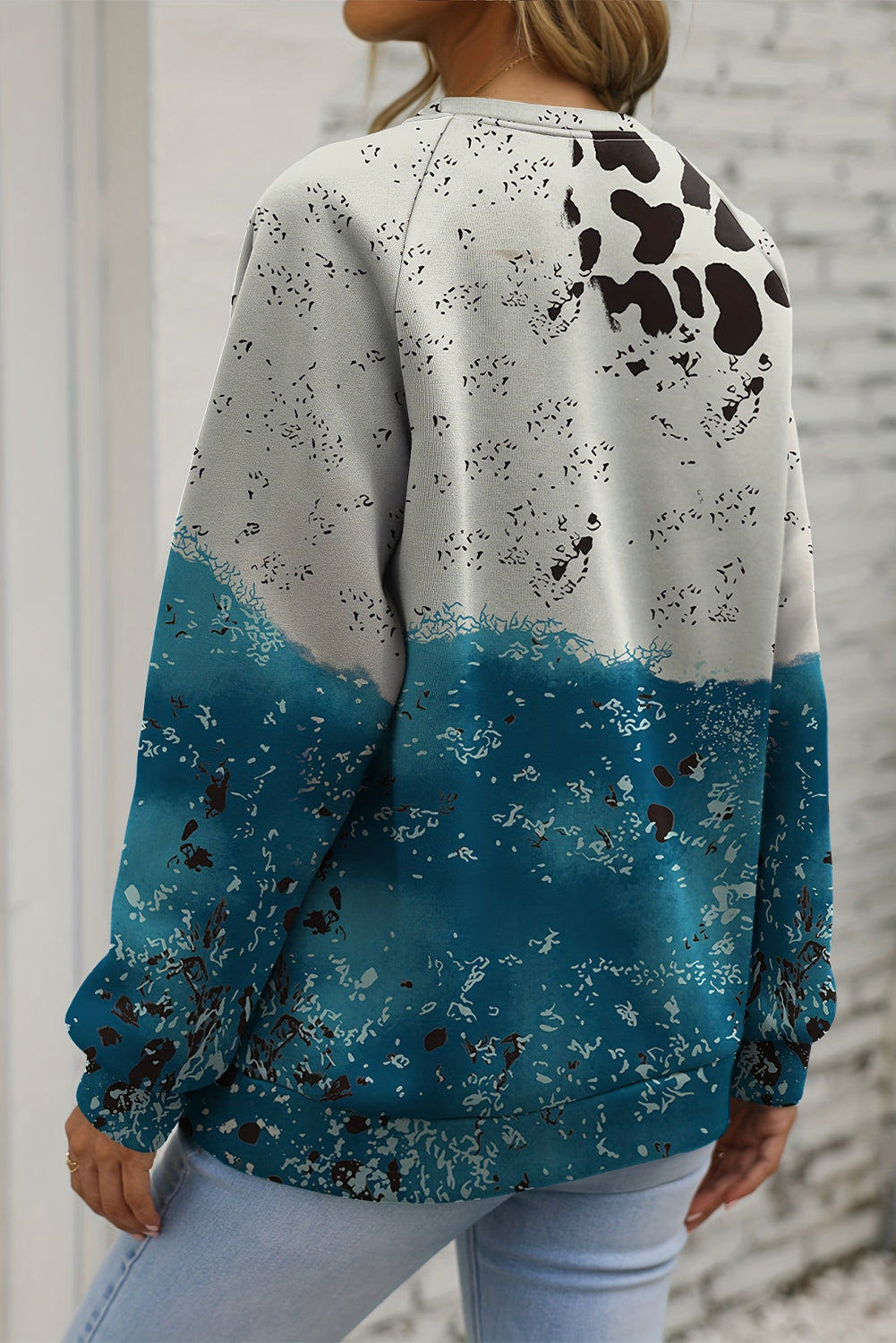 Sudadera con bloques de color y estampado tie-dye de vaca azul