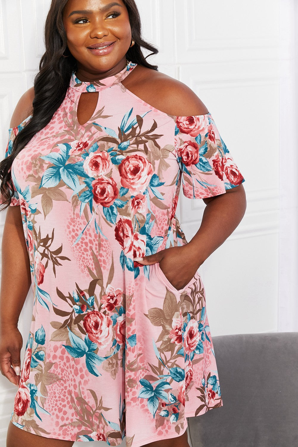 Vestido con hombros descubiertos Sew In Love de tamaño completo con estampado de flores frescas