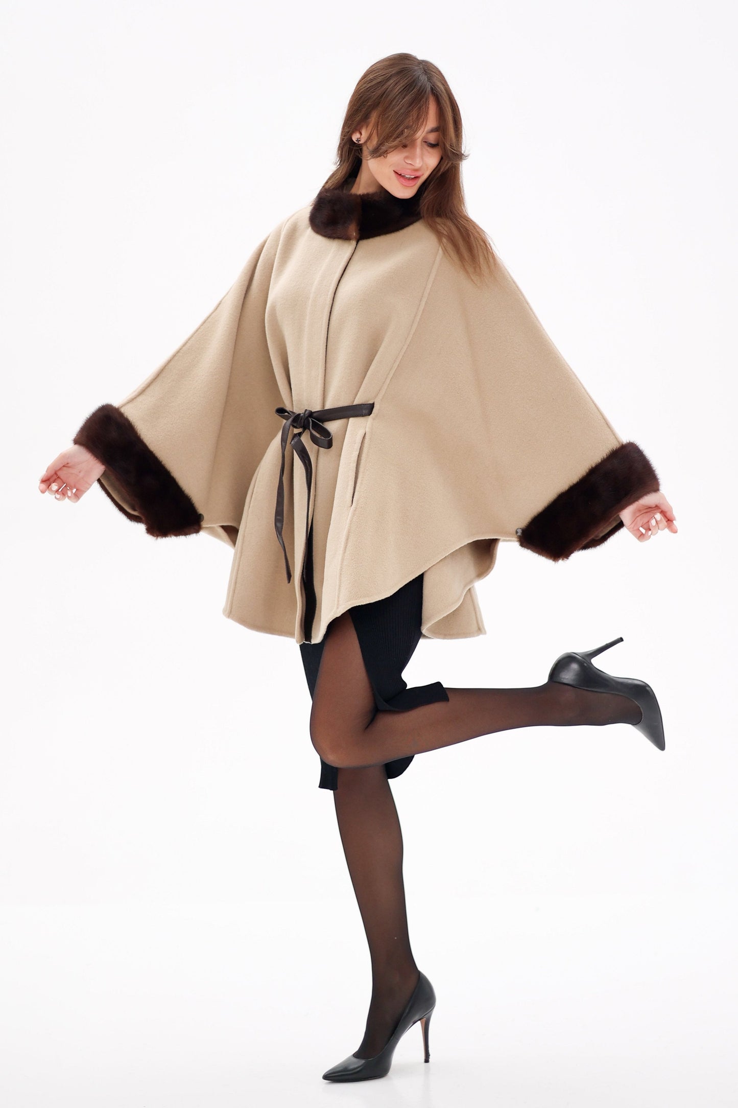 Poncho de lana de doble cara con piel de visón escandinavo auténtico