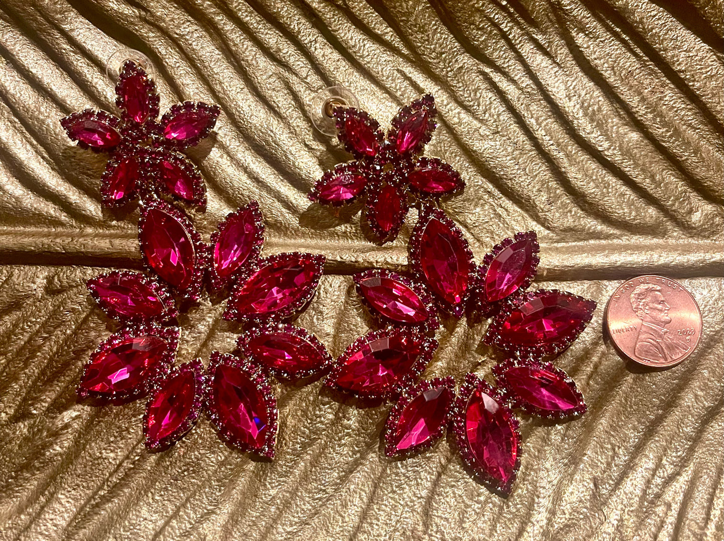 Pendientes de flor con pedrería y “lobe wonders” GRATIS