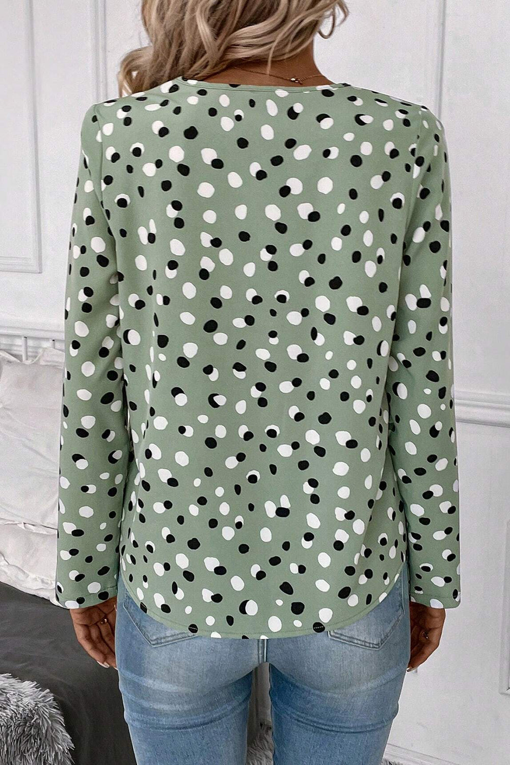 Blusa de cuello V con botones y estampado de lunares verdes