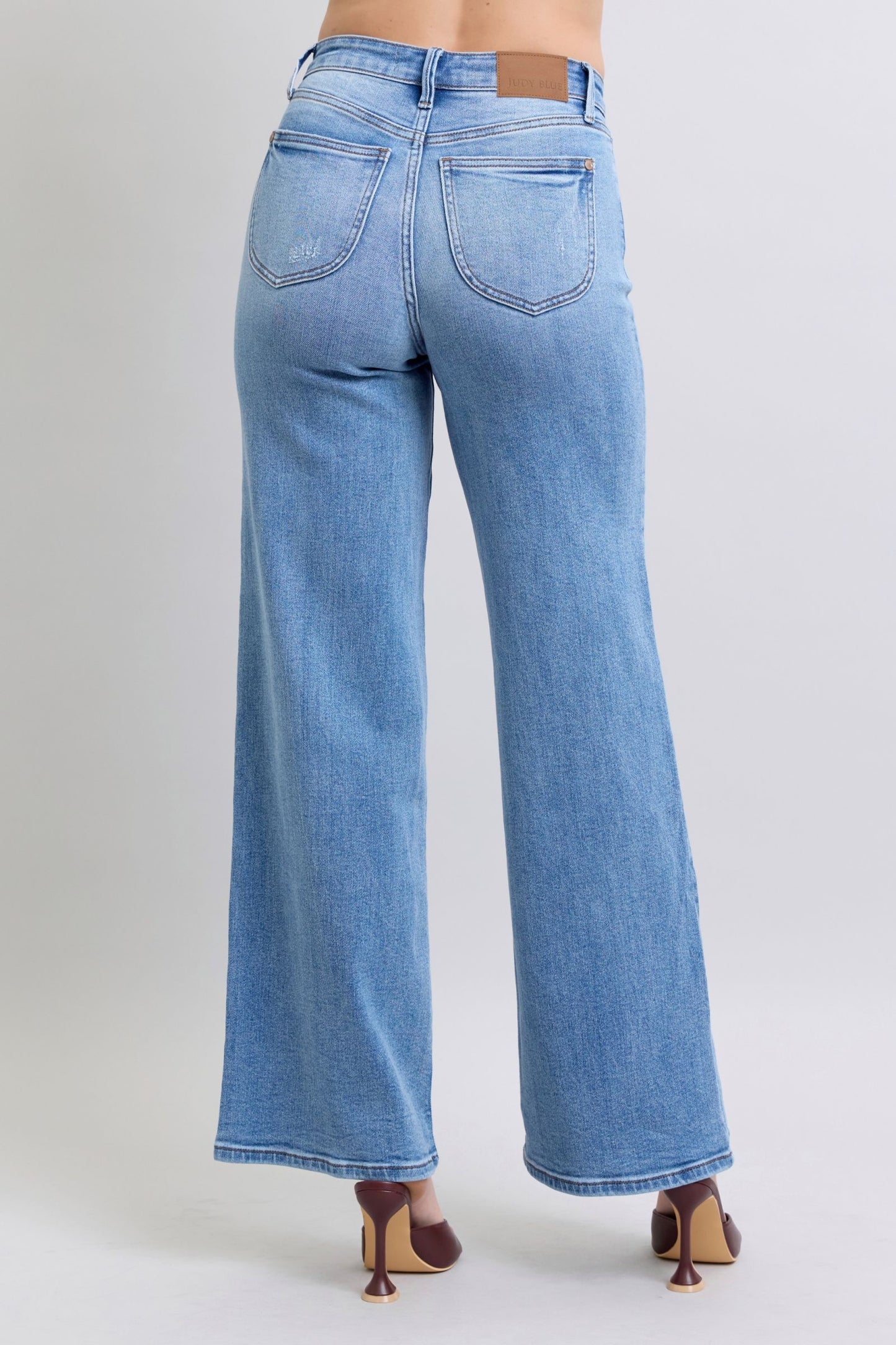 Jeans Judy Blue de talla grande de pernera ancha con bolsillos