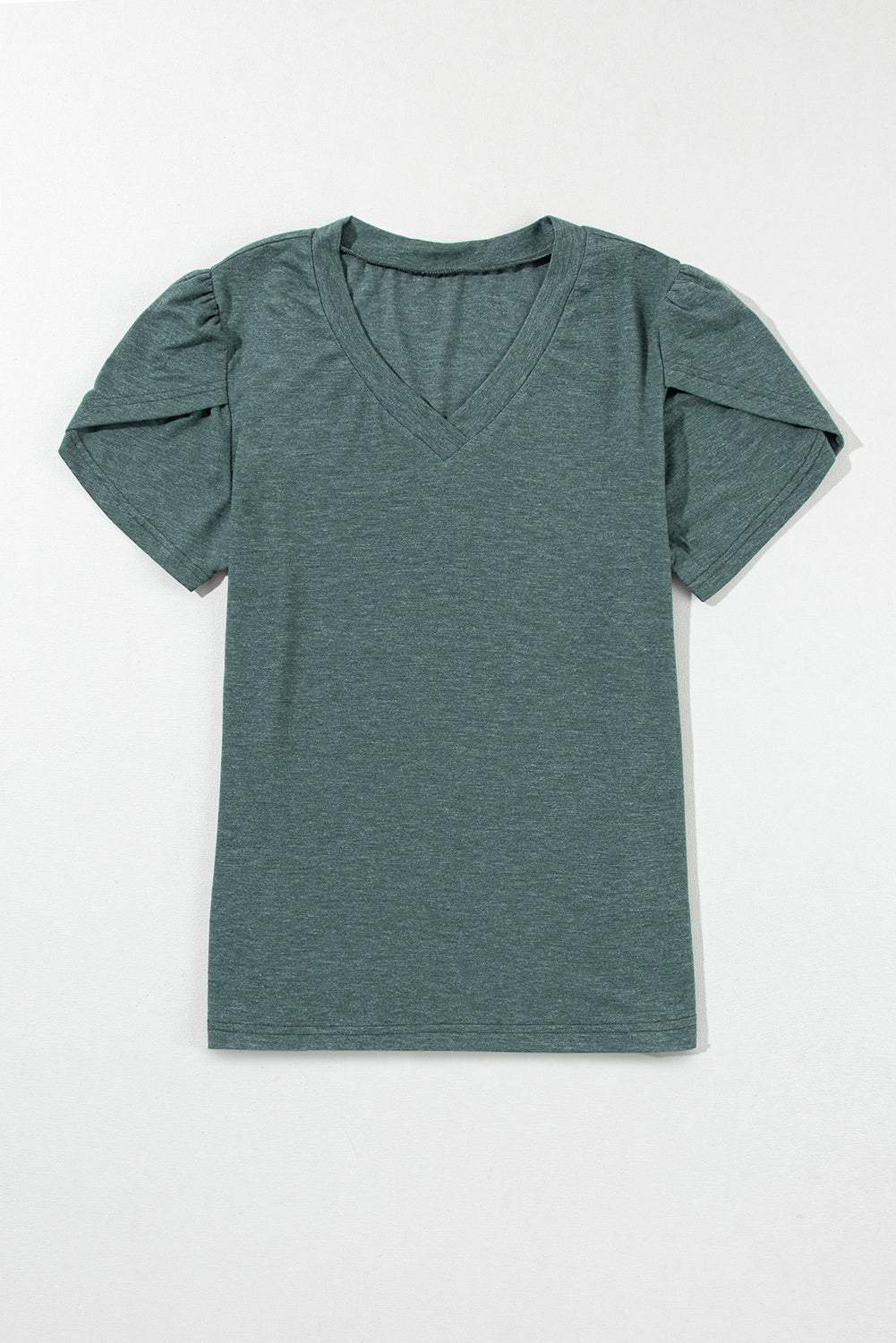 Camiseta con cuello en V, manga pétalo, color verde niebla