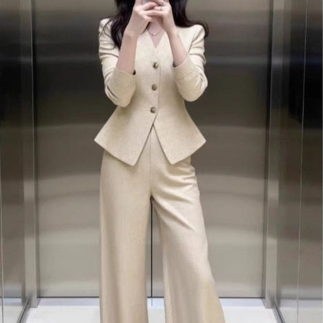Conjunto de abrigo beige con cintura entallada y pantalones de pernera ancha